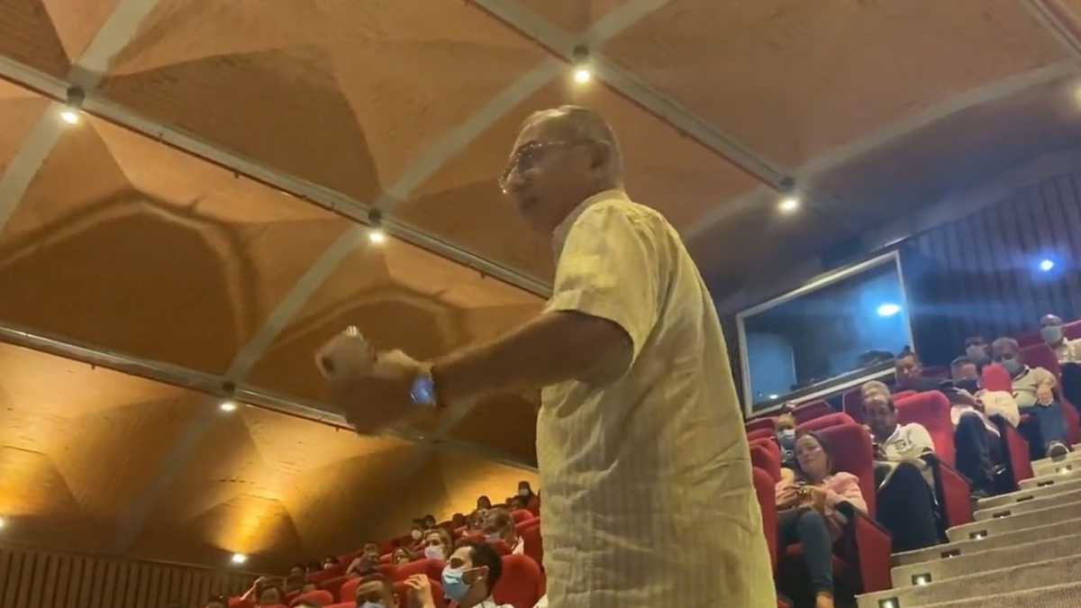 En redes sociales, los cibernautas compartieron un video en donde se observa a un hombre manifestando sus inquietudes al alcalde Pumarejo.
