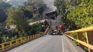 Así quedó el puente vehicular del río La Vieja.