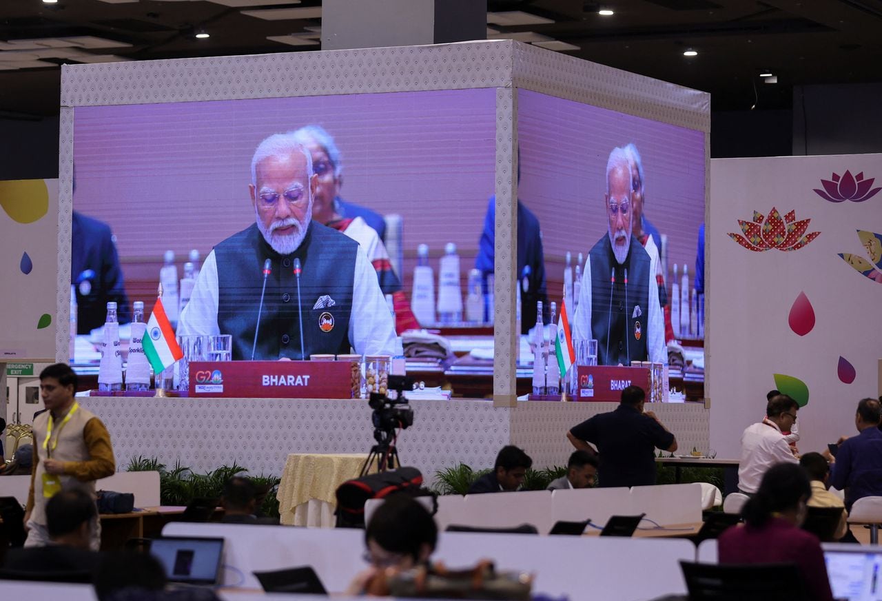 El primer ministro de la India, Narendra Modi saluda a los asistentes al International Media Centre, durante la apertura de la cumbre anual del G20 en Nueva Delhi.