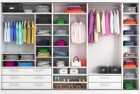 Al agrupar objetos similares y utilizar ganchos y organizadores de pared, se puede mantener un orden eficiente en los armarios.