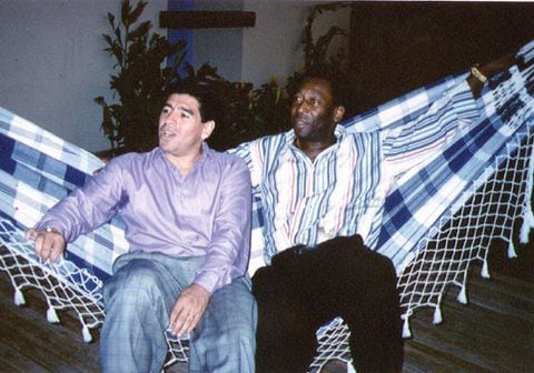Las leyendas del fútbol Diego Maradona y Pelé descansan en una hamaca durante una recepción en Río de Janeiro, Brasil, el 14 de mayo de 1995. REUTERS/Stringer/File Photo