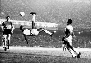 La estrella del fútbol brasileño Pelé patea una pelota en bicicleta durante un partido en un lugar desconocido, septiembre de 1968. Pelé, el rey brasileño del fútbol que ganó un récord de tres Copas del Mundo y se convirtió en una de las figuras deportivas más destacadas del siglo pasado, murió en Sao Paulo el jueves 29 de diciembre de 2022. Tenía 82 años. (AP Photo File)