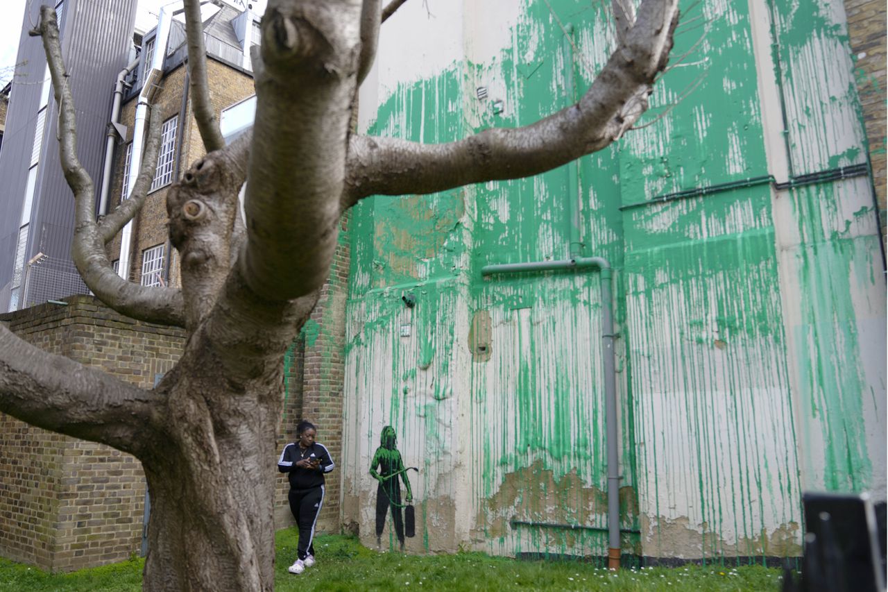 Un nuevo mural de Banksy atrajo multitudes a una calle de Londres el lunes, incluso antes de que el esquivo artista de graffiti confirmara que la obra era suya. La obra de arte en el vecindario de Finsbury Park cubre la pared de un edificio de cuatro pisos y muestra una pequeña figura sosteniendo una manguera de presión al lado de un árbol real.