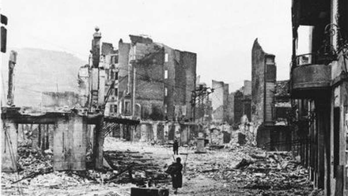 Guernica después del bombardeo.