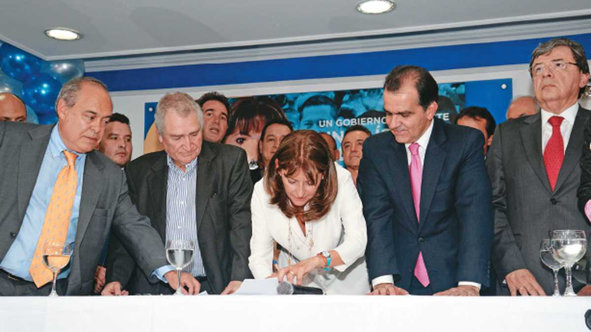 El 28 de mayo Marta Lucía Ramírez formalizó su adhesión a la campaña de Óscar Iván Zuluaga . Era una alianza natural entre los pilares ideológicos del gobierno de Álvaro Uribe . 
