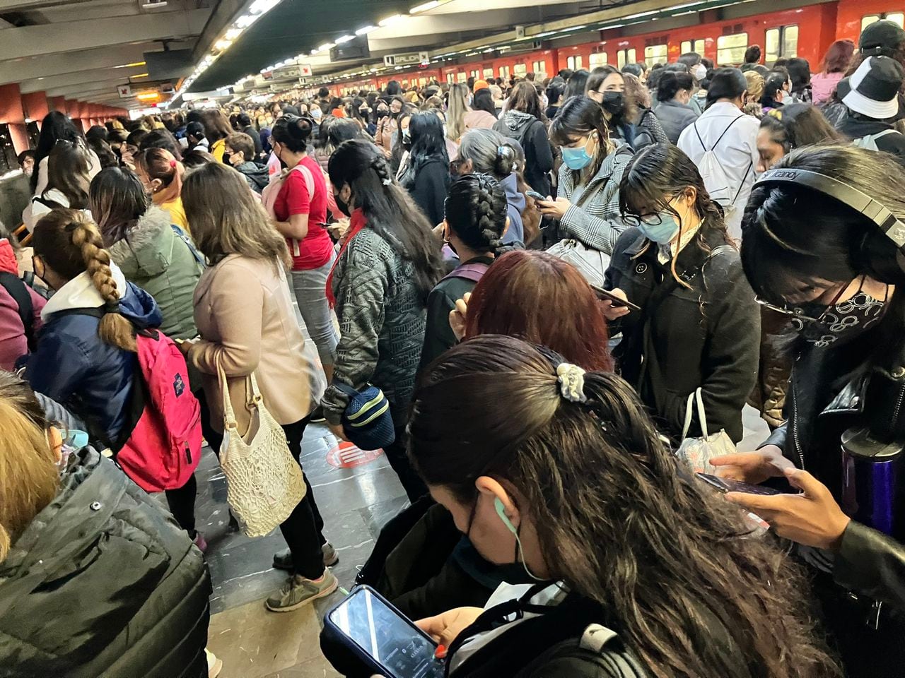 La periodista @nicteGF en su cuenta de Twitter, publicó una foto de la congestión que se registra en una de las estaciones del metro de Ciudad de México.