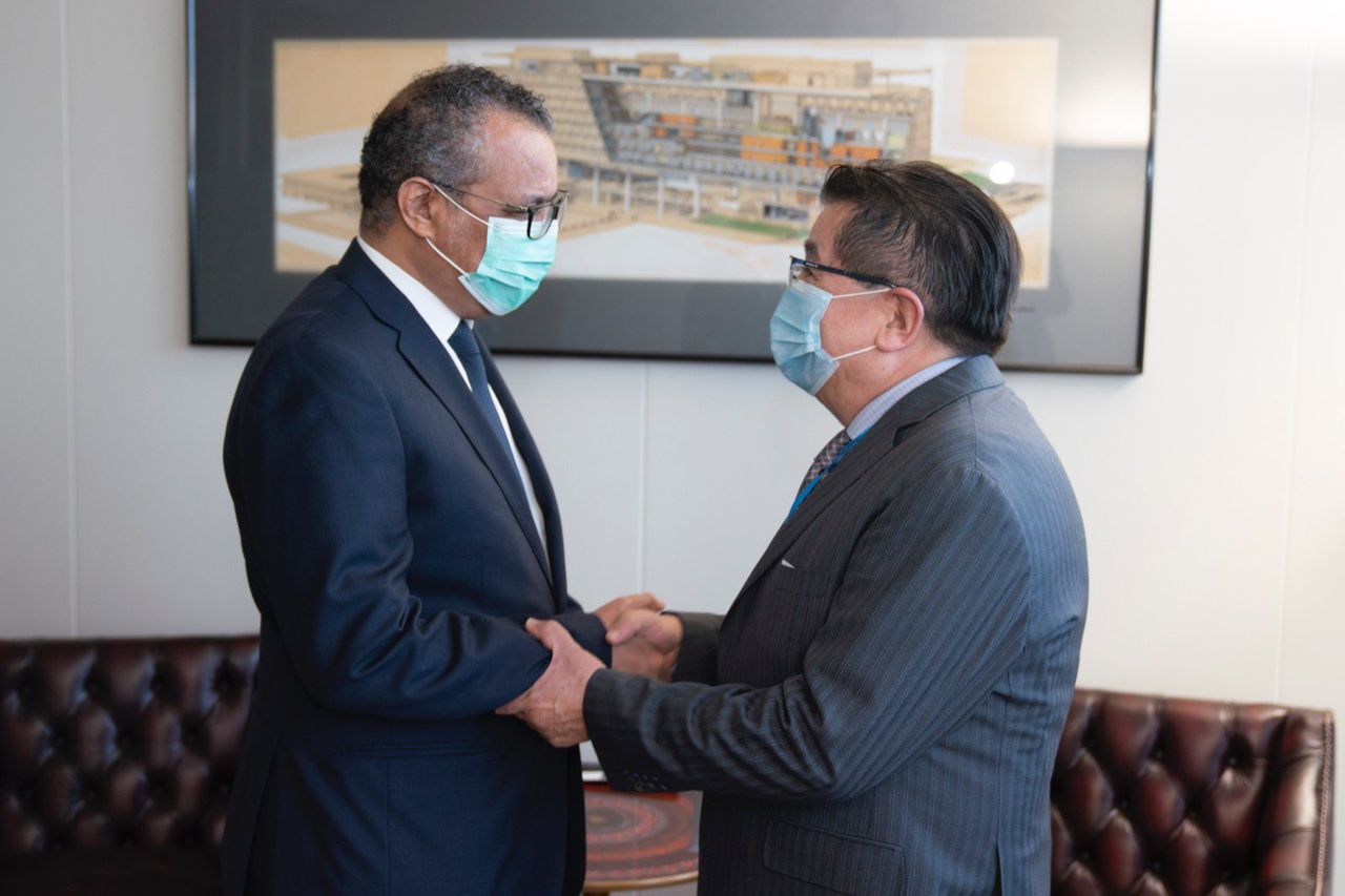 Tedros Adhanom Ghebreyesus se reunió con el ministro de Salud, Fernando Ruiz durante la Asamblea Mundial de la Salud en Ginebra en la que se estudió, entre otros temas, la aparición de la nueva variante ómicron, originaria de Sudáfrica.