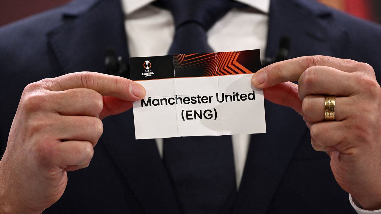 Europa League ambassador Hungarian former footballer Zoltan Gera shows the paper slip of Manchester United during the draw for the round of 16 of the 2022-2023 UEFA Europa League football tournament in Nyon on November 7, 2022. (Photo by Fabrice COFFRINI / AFP)