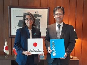 La representante de Unicef Colombia, Victoria Colamarco y el embajador de Japón en Colombia, Takasugi Masahiro.