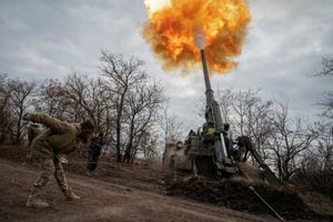 Una militar ucraniana dispara un arma autopropulsada 2S7 Pion en una posición, mientras continúa el ataque de Rusia a Ucrania, en una línea de frente en la región de Kherson, Ucrania, 9 de noviembre de 2022. 