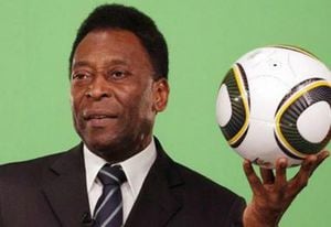 10- El Rey Pelé ha sido tan éxito en su carrera deportiva como después de ella pues gana cerca de 12 millones de euros por año.