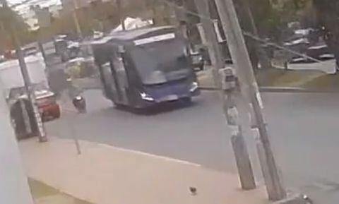 La maniobra del bus sorprendió al motociclista, quien no pudo controlar su vehículo.