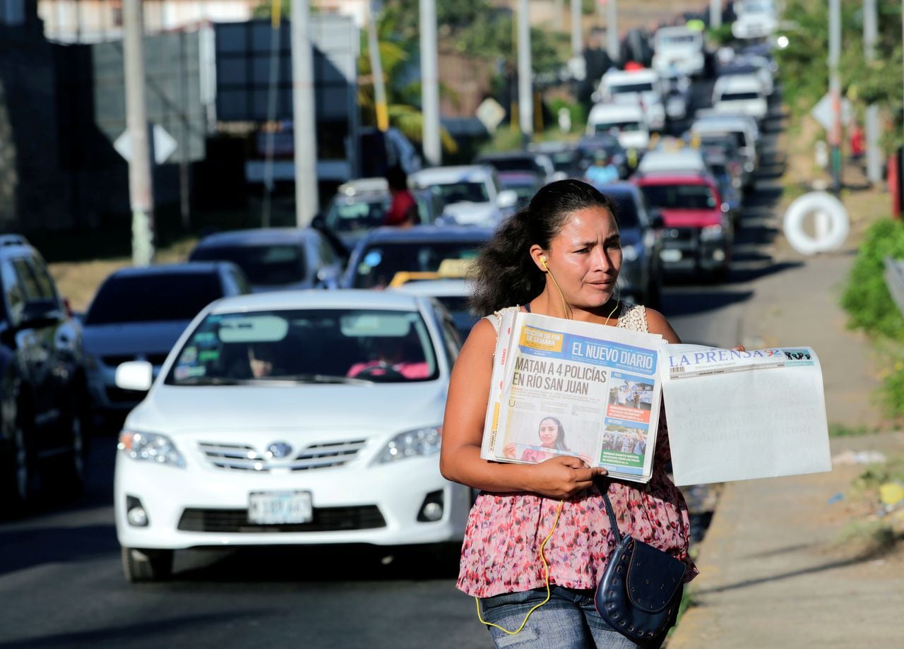 FOTO DE ARCHIVO: Una  vendedora ambulante vende La Prensa, un periódico local que muestra una portada en blanco como señal de protesta contra el gobierno de Daniel Ortega, en Managua, Nicaragua, el 18 de enero de 2019. REUTERS / Oswaldo Rivas / Foto de archivo