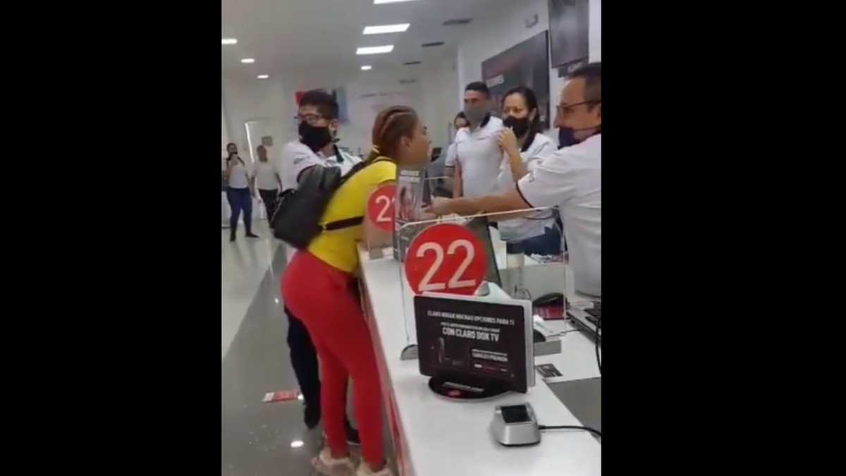 Mujer destruye oficina de Claro - Captura de pantalla video
