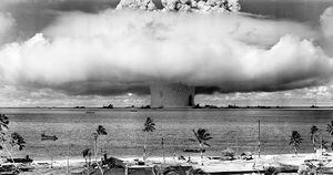 Explosión nuclear en Atolón Bikini, el 25 de julio de 1946.
