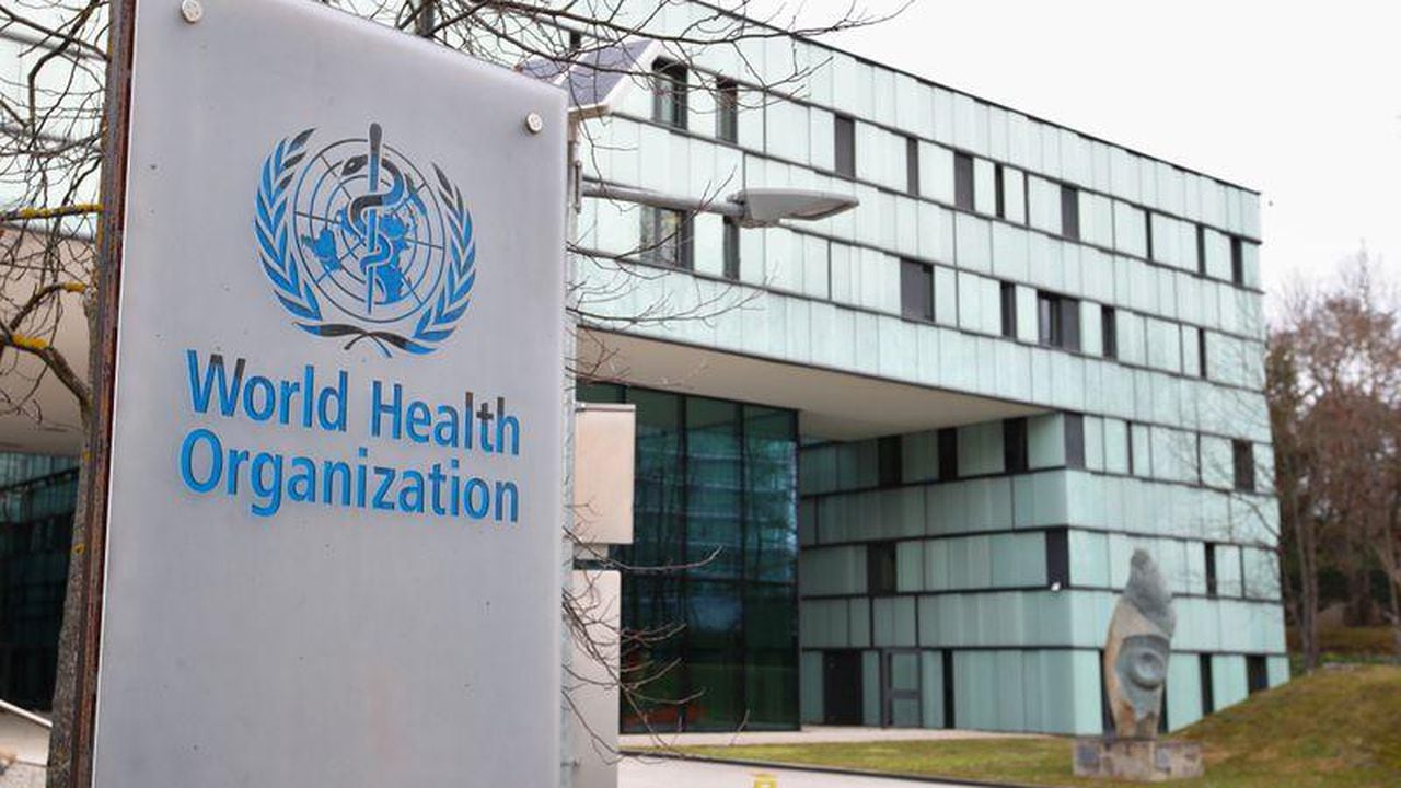 Un logo se muestra fuera de un edificio de la Organización Mundial de la Salud (OMS) durante una reunión del consejo ejecutivo sobre la actualización del brote de coronavirus, en Ginebra, Suiza, el 6 de febrero de 2020. REUTERS/Denis Balibouse