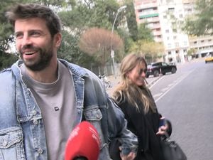 Gerard Piqué y Clara Chía, de la mano y entre risas, responden por fin a las preguntas de la prensa