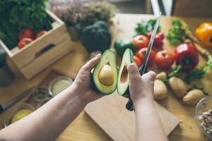 El aguacate es un alimento que es rico en potasio y grasas saludables.