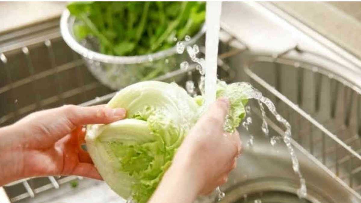 Con agua corriendo: esa es la mejor forma de lavar las frutas y verduras frescas.