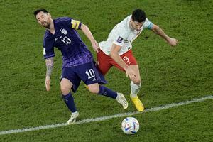Lionel Messi de Argentina, a la izquierda, y Robert Lewandowski de Polonia luchan por el balón durante el partido de fútbol del Grupo C de la Copa Mundial entre Polonia y Argentina en el Estadio 974 en Doha, Qatar, miércoles 30 de noviembre de 2022. 