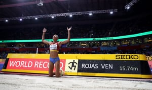 La venezolana Yulimar Rojas se convirtió en la primera tricampeona mundial en la historia del salto triple. Ganó el oro con un salto de 15.74 (WR) metros en Belgrado.