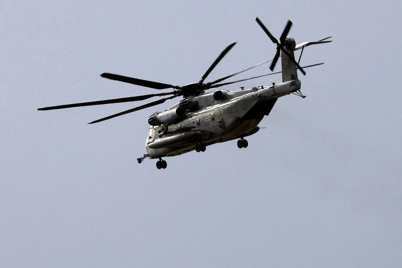Un helicóptero CH-53E Super Stallion de la Infantería de Marina vuela en misión de entrenamiento en la base aérea de marines Miramar en San Diego, 6 de febrero de 2024. Las autoridades confirmaron el jueves 8 de febrero de 2024  que los cinco marines que volaban en un helicóptero que se estrelló en las montañas en las afueras de San Diego han muerto. El helicóptero CH-53E Super Stallion había desaparecido el martes en la tarde cuando regresaba a la Base Aérea Miramar de la Infantería de Marina en San Diego tras una misión de entrenamiento en la Base de la Fuerza Aérea Creech al noroeste de Las Vegas.(K.C. Alfred/The San Diego Union-Tribune via AP)