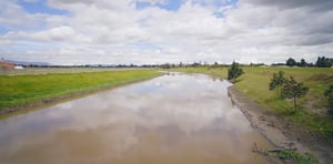 La gestión eficiente del agua en El Dorado beneficia al río Bogotá, uno de sus principales vecinos.