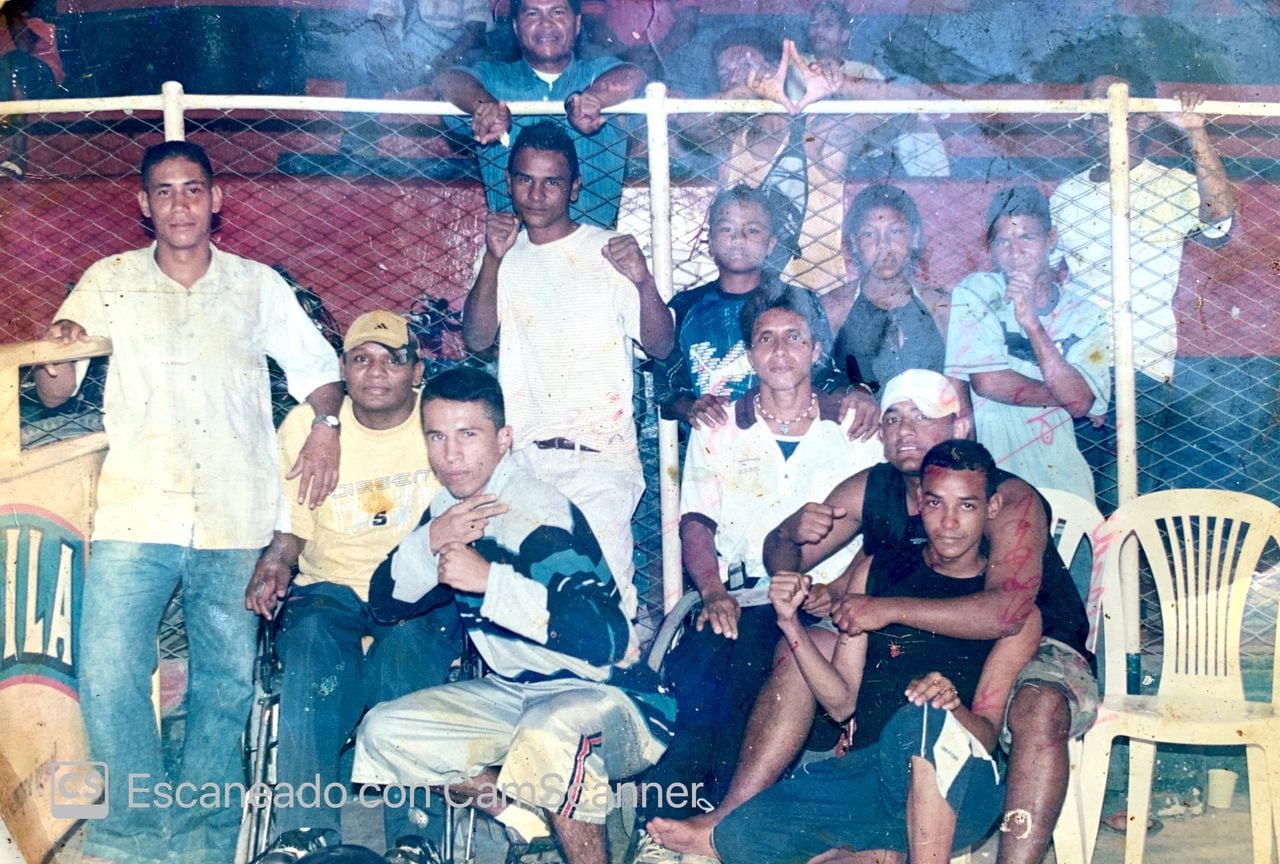 Más de 400 niños de barrios humildes de Santa Marta se salvaron de la drogadicción y la delincuencia gracias a la formación en boxeo que les impartió el profe "Kid" Wilson.