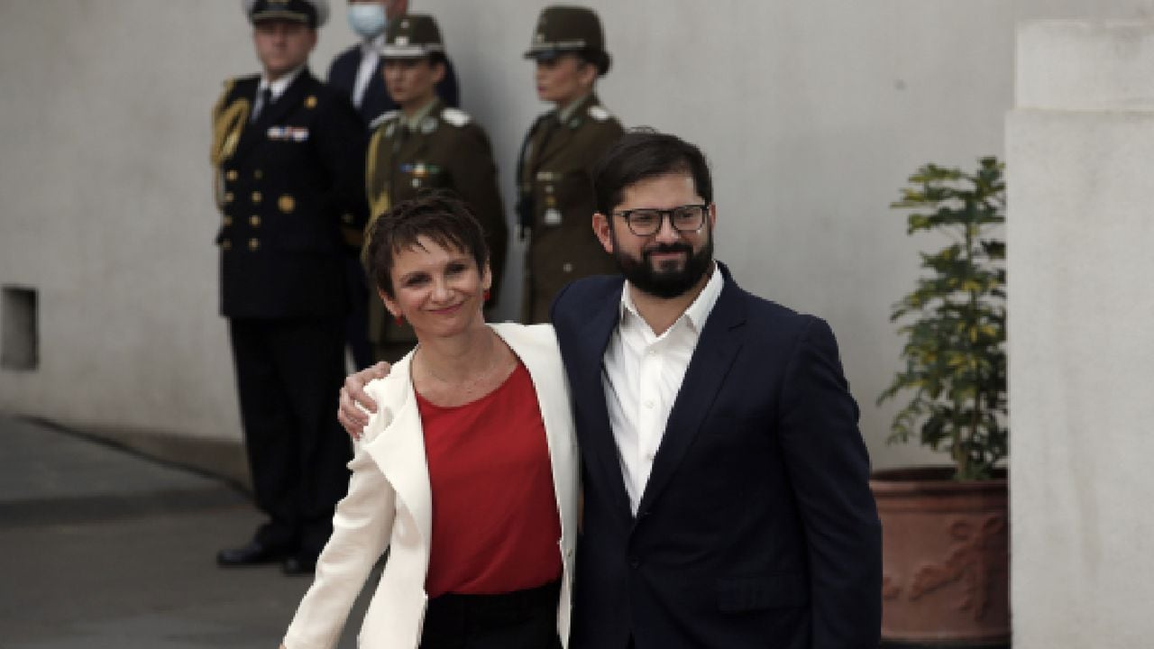 Cambio de ministros del gobierno Boric. Presidente posa con Carolina Toha, nueva ministra del Interior.
