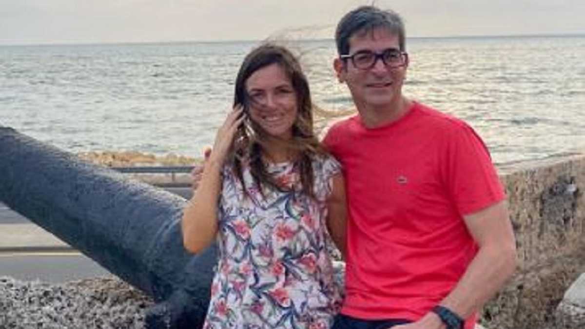 Marcelo Pecci de vacaciones en Cartagena, junto a su esposa.