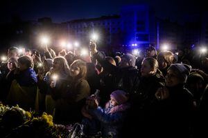 El músico ucraniano Kolya Serga (no en la foto) toca ante una multitud que sostiene las luces de sus teléfonos móviles en la céntrica Plaza de la Libertad de Kherson, en Kherson, Ucrania, el 18 de noviembre de 2022. Ed Ram/Pool vía REUTERS