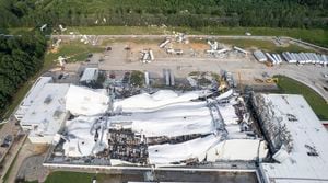 Los escombros están esparcidos por las instalaciones de Pfizer el miércoles 19 de julio de 2023 en Rocky Mount, N.C., después de los daños causados ​​por el clima severo.