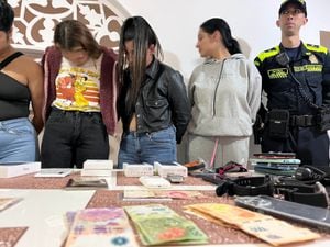 Dos meses duró la investigación que permitió capturar a dos mujeres que estarían involucradas con varios casos de hurto a extranjeros y turistas en Medellín