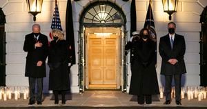 El presidente Joe Biden y la vicepresidenta Kamala Harris junto a sus esposos rindieron un minuto de silencio por los falleciedos.