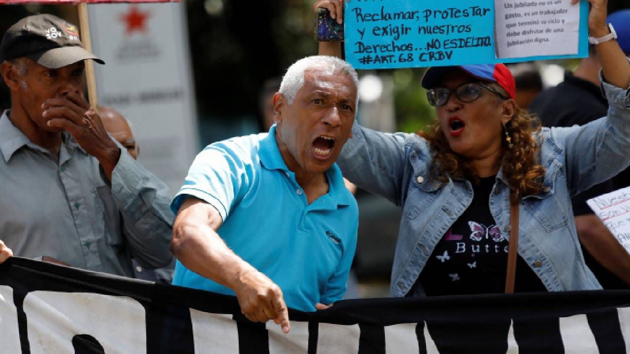 Maestros y empleados públicos protestan para exigir mejores salarios, antes del inicio del nuevo ciclo escolar, en Caracas.