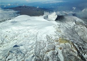 A pesar de su cambio de actividades, el Servicio Geológico Colombiano desmintió que el Nevado del Ruiz esté con alerta roja.