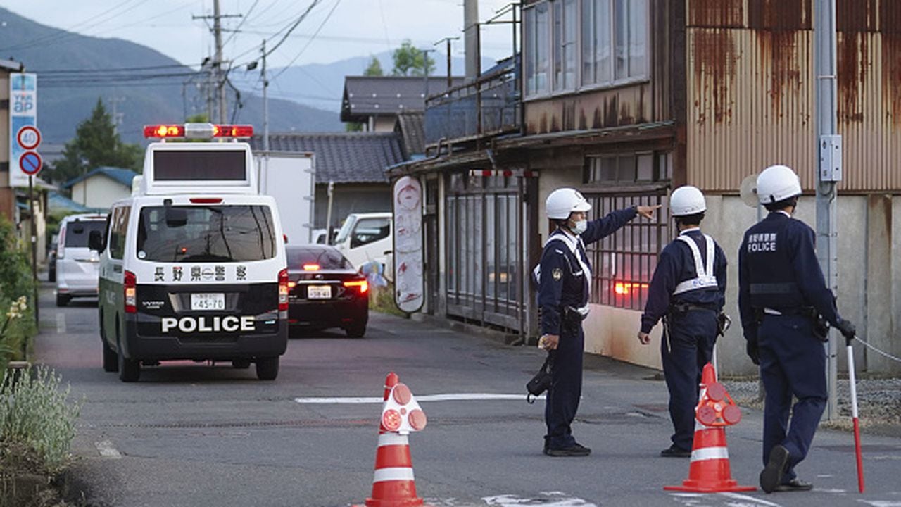 Así, ha confirmado que dos hombres, un médico de unos 40 años y un paciente de 60, han resultado heridos en el hospital a causa de del tiroteo. Fuentes cercanas al asunto han indicado en declaraciones a la cadena NHK que se han escuchado disparos también en el interior de la oficina.