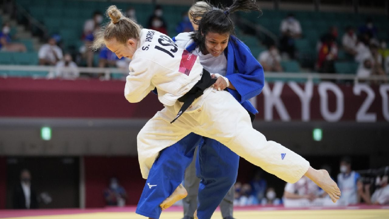 Luz Álvarez (azul) en su combate de la primera ronda