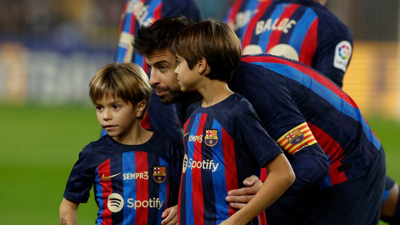 Soccer Football - LaLiga - FC Barcelona v Almeria - Camp Nou, Barcelona, Spain - November 5, 2022 FC Barcelona's Gerard Pique with his children before the match as he plays his last home match for FC Barcelona REUTERS/Albert Gea