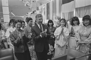 Uitwuif-vangvang para el ex Primer Ministro Dries van Agt en W en Amsterdam a su salida hacia Japón para ocupar el cargo de Embajador de la CE; Van Agt y su esposa en el centro del escenario, 14 de abril de 1987, Embajadores, Países Bajos, agencia de prensa del siglo 20th foto,