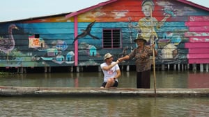 Mauro Salazar recorrió el pueblo palafito Buenavista en una canoa conducida por Manuela, una enfermera que desde los años 70 atiende partos en la comunidad y ejerce como tanatopractora.