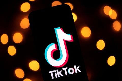 TikTok habilitará compras directamente sobre su plataforma. (Photo by Lionel BONAVENTURE / AFP)