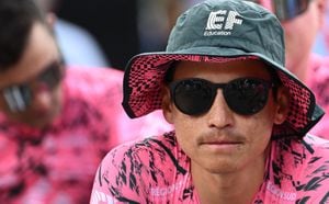 Esteban Chaves se llevó las miradas esta semana usando un gorro pesquero antes de tomar la partida en el Dauphiné
