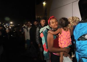 Migrantes venezolanos abordan un autobús que los llevará a un albergue en la ciudad de Arica, Chile