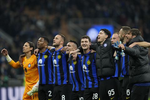 Los jugadores del Inter de Milán celebran al final de un partido de fútbol de la Serie A entre el Inter de Milán y la Juventus, en Milán, Italia, el domingo 4 de febrero de 2024. (Foto AP/Antonio Calanni)