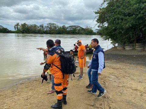 Organismos de socorro buscan a dos jóvenes desaparecidos en el río Sinú.
