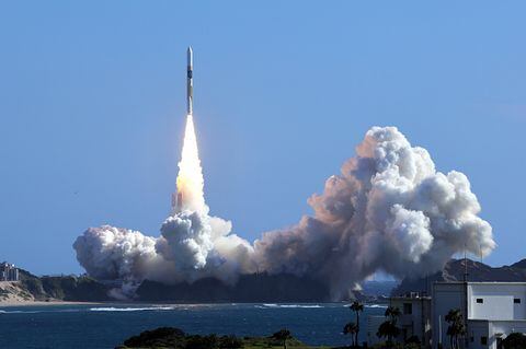 XRISM está diseñado para reemplazar el satélite de astronomía de rayos X Hitomi, que dejó de operar dos meses después de su lanzamiento en 2016. XRISM orbitará la Tierra a una altitud de unos 550 kilómetros y observará los rayos X emitidos por los objetos celestes y el gas caliente para ayudar a desentrañar los orígenes del universo. La sonda SLIM intentará el primer alunizaje de Japón entre enero y febrero. El objetivo es colocar la sonda a menos de 100 metros del lugar de aterrizaje previsto. (Foto de The Asahi Shimbun vía Getty Images)