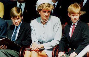 La princesa Diana con sus hijos, Harry y William.