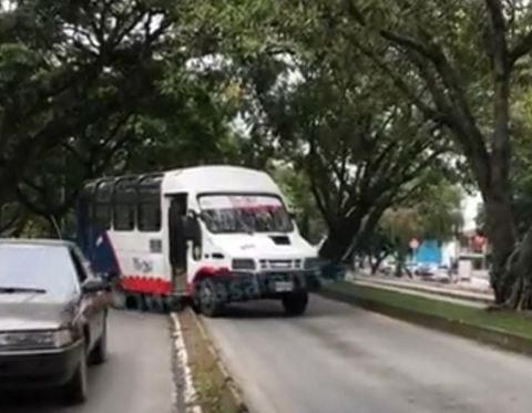 El conductor del bus trató de evitar un trancón al incorporarse en el carril del MÍO.