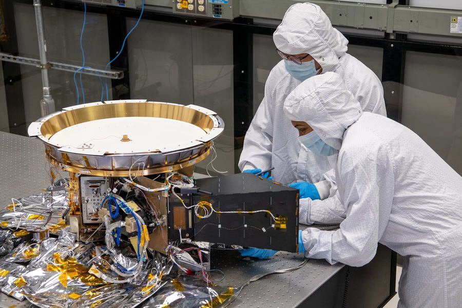 Dos ingenieros trabajan en L’Ralph, el instrumento más complicado que volará en la misión Lucy a los asteroides troyanos de Júpiter.
Europa Press
  (Foto de ARCHIVO)
10/2/2021